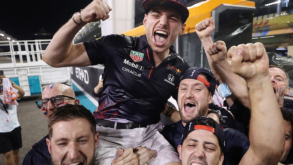 Zdjęcie okładkowe artykułu: Materiały prasowe / Red Bull / Na zdjęciu: Max Verstappen (w środku) świętujący tytuł