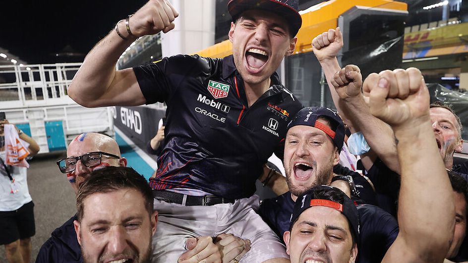 Materiały prasowe / Red Bull / Na zdjęciu: Max Verstappen (w środku) świętujący tytuł