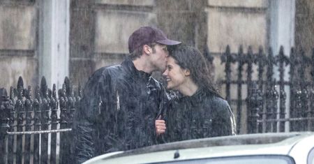 "The Crown". Serialowi William i Kate całują się w deszczu. Podobni do oryginału?