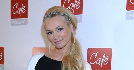 Ewa Pacuła chwali się brzuszkiem na konferencji Polsat Cafe!
