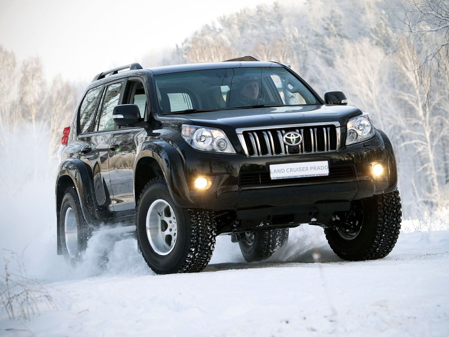 Nie brakuje odmiany Arctic Truck, którą Toyota oferuje oficjalnie w swoich salonach sprzedaży. Mieliśmy okazję jeździć takim samochodem. Test takiego auta znajdziecie w tym artykule. Pozostaje pytanie o przyszłość Prado. Czy w kolejnej generacji pozostanie jeszcze samochodem terenowym? Jak myślicie?