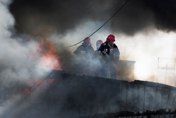 Pożar wysypiska w Zabrzu. Nad miastem pojawił się gigantyczny słup czarnego dymu