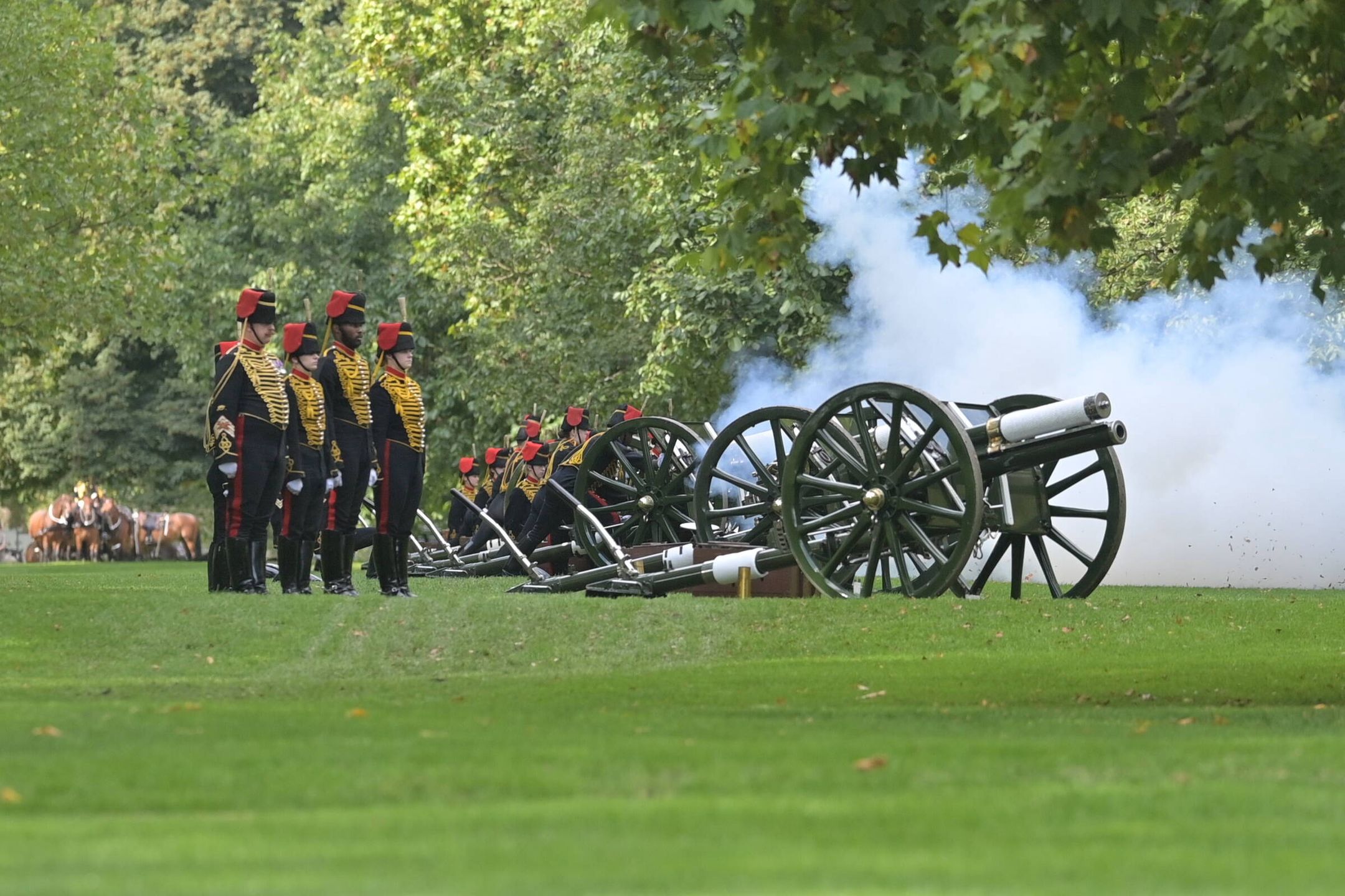 Procession of late Queen Elizabeth's coffin to Westminster Hall in Londonepa10183972 Gunners of the King's Troop Royal Horse Artillery fire a 38-gun salute in Hyde Park during the procession of the coffin containing the body of Britain's Queen Elizabeth II from Buckingham Palace to Westminster Hall, in London, Britain, 14 September 2022. Troops fired one round every minute of the Queen's procession for her lying in state, 38 rounds in total. After a short service the Queen's lying in state will begin, lasting for four days and ending on the morning of the state funeral on the 19 September.  EPA/STUART BROCK Dostawca: PAP/EPA.STUART BROCK