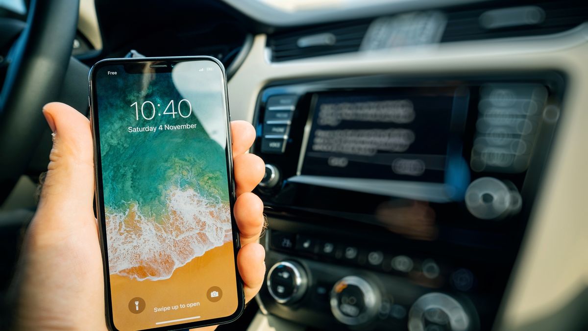 iPhone X podłączony do systemu samochodu z depositphotos