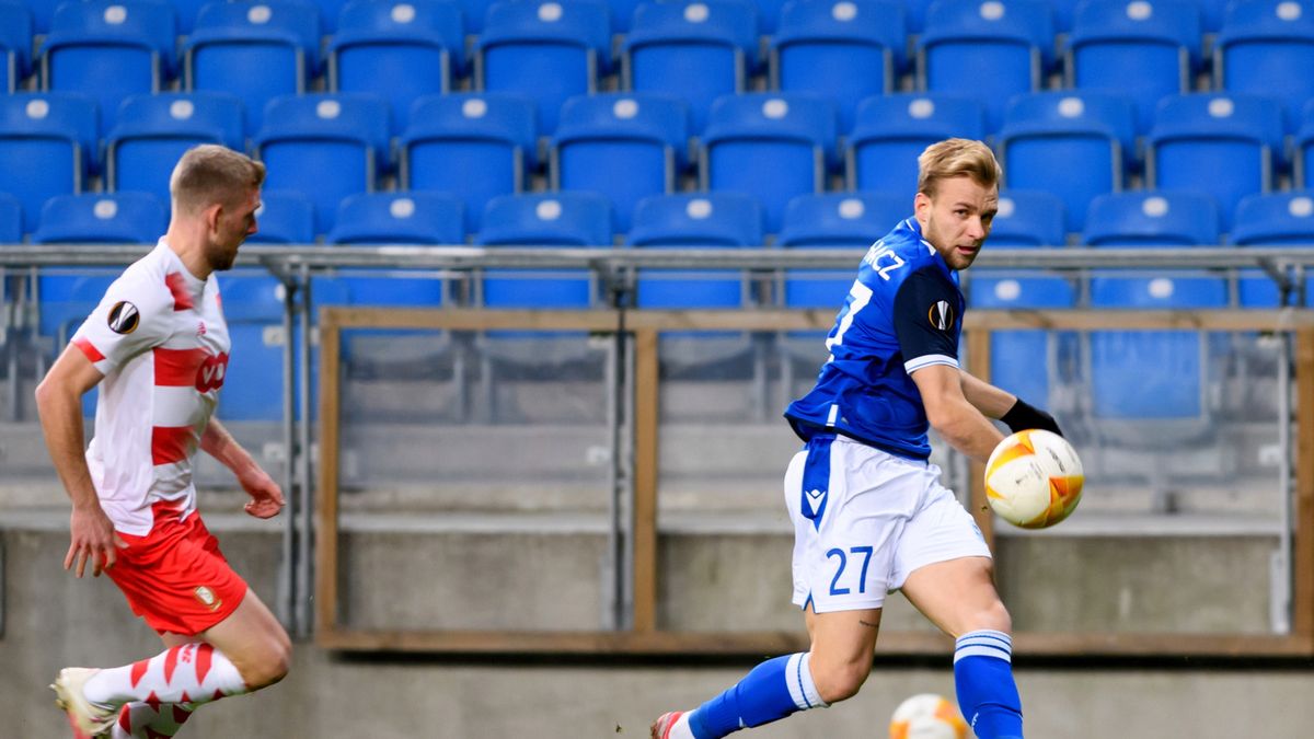 piłkarz Lecha Poznań Tymoteusz Puchacz (z prawej) i Laurent Jans (z lewej) ze Standardu Liege