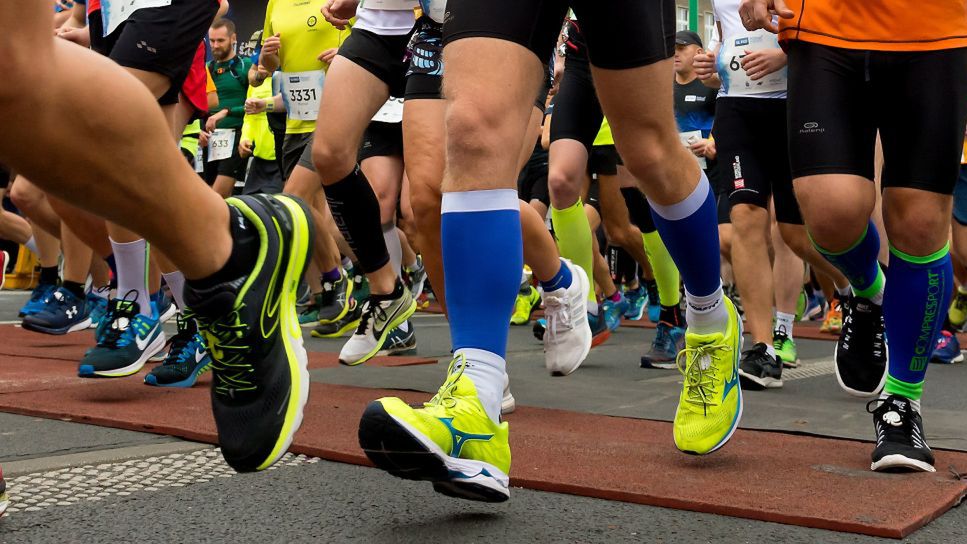 Zdjęcie okładkowe artykułu: PAP / Jakub Kaczmarczyk / Na zdjęciu: biegacze podczas maratonu w Poznaniu