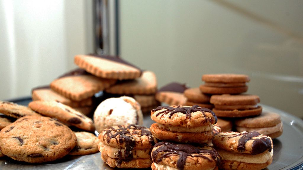 Krakersy pełnoziarniste z masłem orzechowym