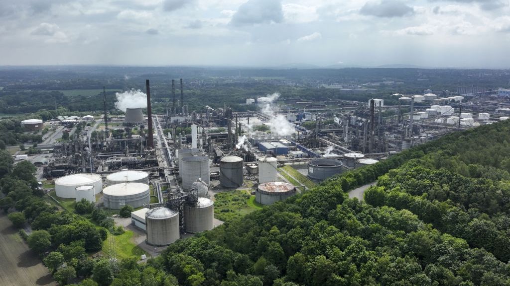 BP Plc's Ruhr Oil Refinery as Germany Plans to Stop Russian Oil Imports By Year End
Bloomberg
fuels, environmental, discharge, emissions, bird's eye view, climate issues, release, fossil fuels, natural resources, drone photography, aerial photography, energy, german, european, emission, industries, emea, oil, gas, energy, natural resources, e.u., eu, refineries, euro members, gasoline, petroleum, business news