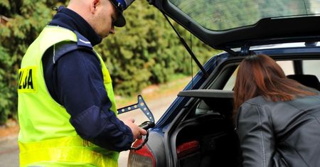 Nie tylko trójkąt i gaśnica. Policjant może zajrzeć do bagażnika