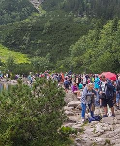 Morskie Oko oblężone przez turystów. "Nigdy tego nie widziałam"