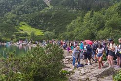 Morskie Oko oblężone przez turystów. "Nigdy tego nie widziałam"