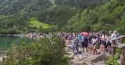 Morskie Oko oblężone przez turystów. "Nigdy tego nie widziałam"