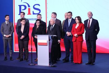 Kaczyński na klubie PiS ostrzega przed Braunem. "Grozi naszym interesom"