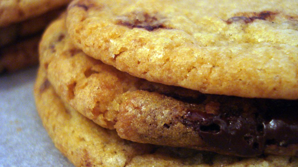 Ciastka z kawałkami czekolady i nadzieniem