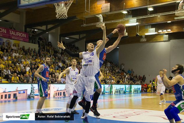 Mateusz Bartosz w podkoszowej walce z Robertem Tomaszkiem