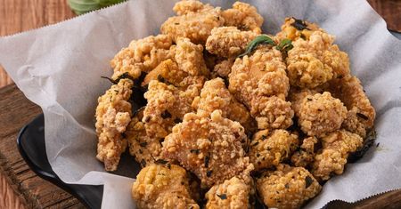 Zamiast klasyczych nuggetsów robię popcorn z kurczaka. To hit każdej imprezy