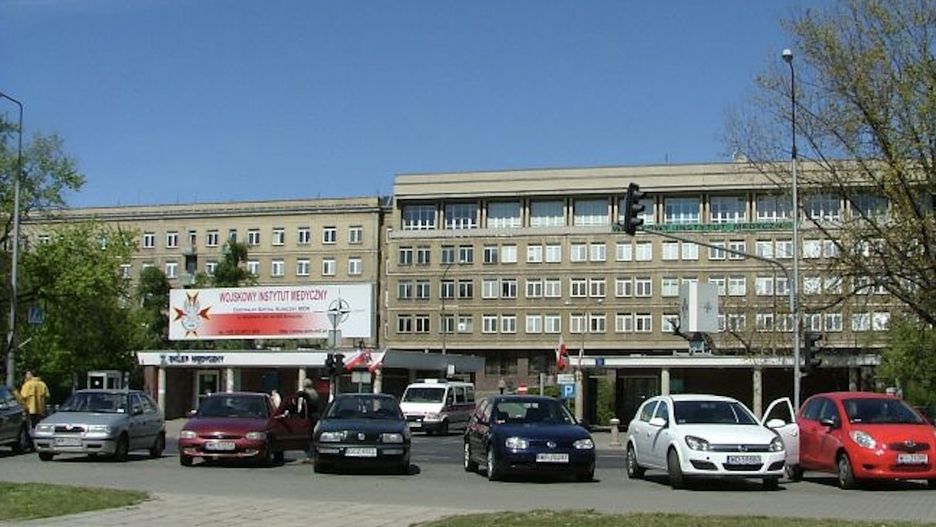Szpital Wojskowego Instytutu Medycznego przy ulicy Szaserów. Zdjęcie, które obiega media społecznościowe, przedstawiające ogromną kolejkę karetek na podjeździe przez placówką, to nie norma, lecz przypadek (Wikipedia Commons) 