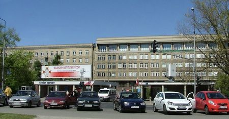 Kumulacja karetek pod szpitalem przy Szaserów. "To przypadek, a nie norma"