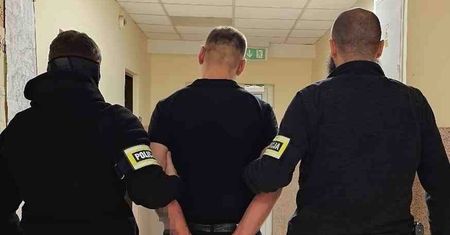 Poszukiwany dwoma listami gończymi schował się w szafie przed policjantami