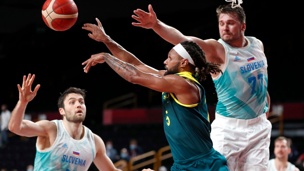 PAP/EPA / KIYOSHI OTA  / Na zdjęciu: Patty Mills (w środku), Luka Doncić (po prawej)