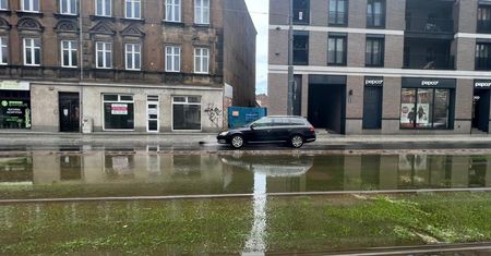 Poznań. Zalana część ulic i torowisk, strażacy wypompowują wodę ze szpitala