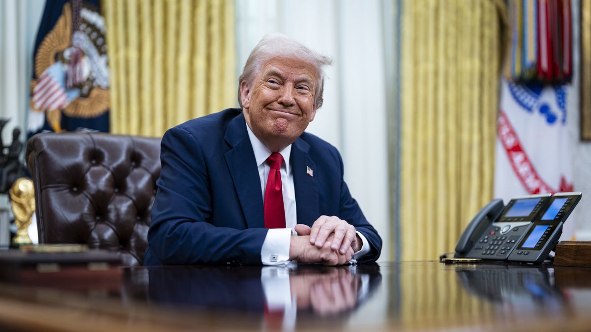 US President Donald Trump takes part in an executive order signing in the Oval Office at the White House in Washington, DC, USA, 31 March 2025. The order directs the Federal Trade Commission to work with the Department of Justice to ensure that competition laws are enforced in the concert and entertainment industry, and pushes state consumer protection authorities on enforcement. EPA/ALEXANDER DRAGO / POOL Dostawca: PAP/EPA.