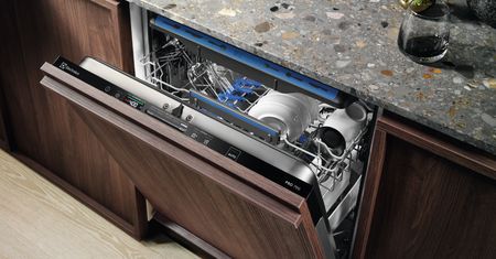 Masz dość niedomytych naczyń? Zmywaj nawet do 3× skuteczniej ze zmywarką Electrolux z ramieniem SatelliteClean®
