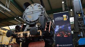 Lokomotywa stanie przy Inea Stadionie w Poznaniu