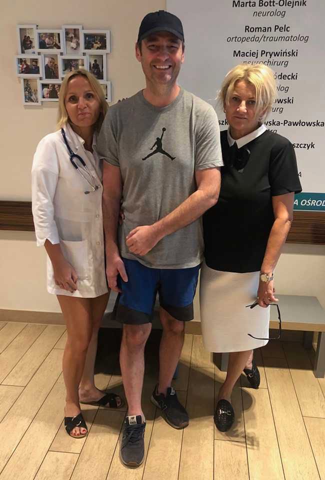 Jacek Rozenek wychodzi z ośrodka rehabilitacyjnego