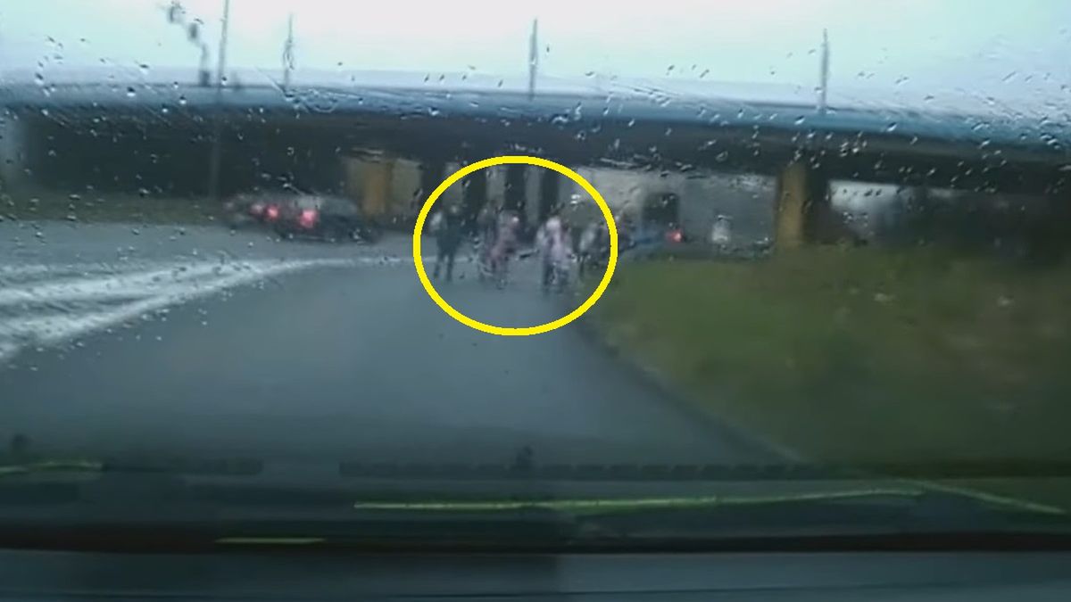 Grupa dzieci z opiekunami na Drogowej Trasie Średnicowej w Chorzowie