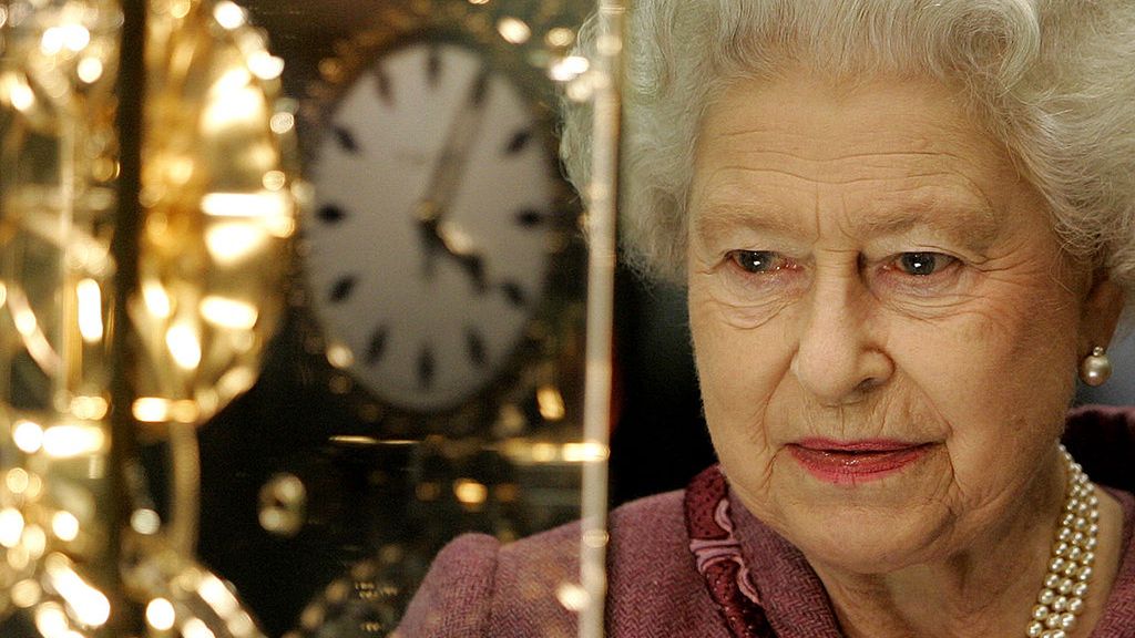 Królowa Elżbieta II z zegarami