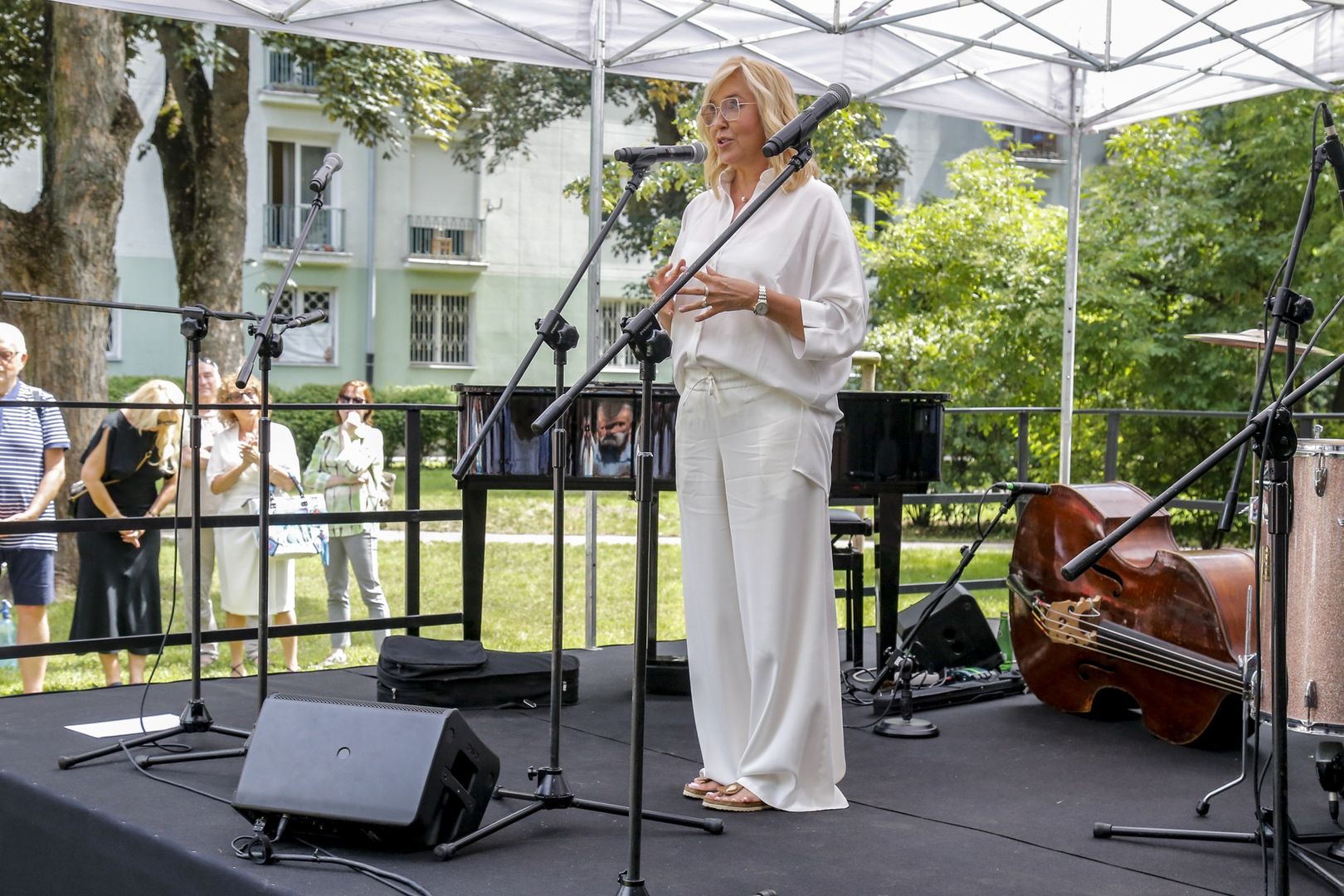 Agata Młynarska podczas uroczystości na skwerze Wojciecha Młynarskiego