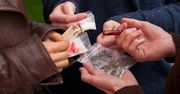 Dwóch 14-latków i 13-latek przyłapani na paleniu dopalaczy. Policja dotarła do sklepu w którym dopalacze były sprzedawane