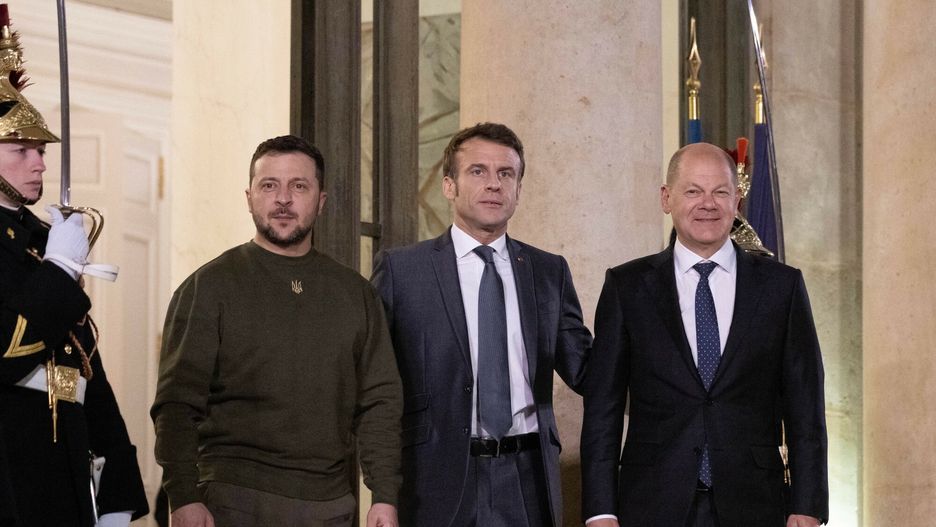 Prezydent Ze?enski spotka? si? z Macronem i Scholzem w Pary?u
Ukraine's President Volodymyr Zelensky poses with France's President Emmanuel Macron and German Chancellor Olaf Scholz upon his arrival at the Elysee presidential palace for a working diner in Paris, France on February 8, 2023. Zelensky made today his first visits to Britain and France since the Russian invasion almost one year ago, pressing his allies for more weaponry and in particular fighter jets. Photo by Jacques Witt/Pool/ABACAPRESS.COM
Witt Jacques/Pool/ABACA