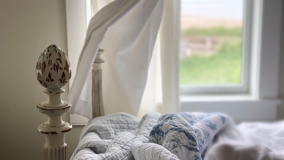 Spanie przy otwartym oknie