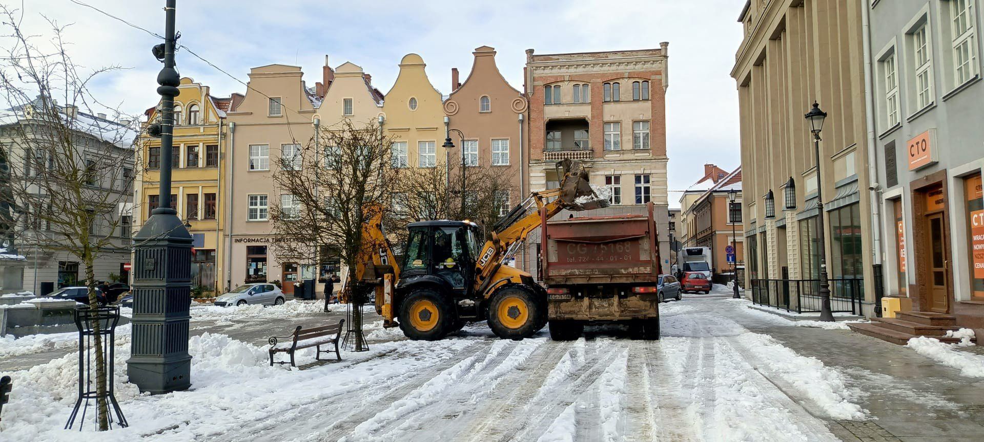 Ustawianie choinki na Rynku w Grudziądzu