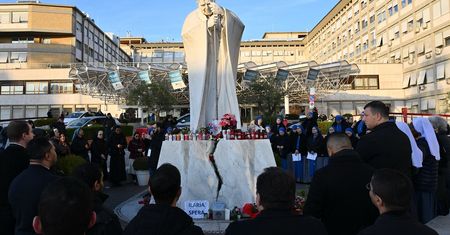 Tłumy wiernych pod szpitalem. Modlą się za zdrowie papieża Franciszka