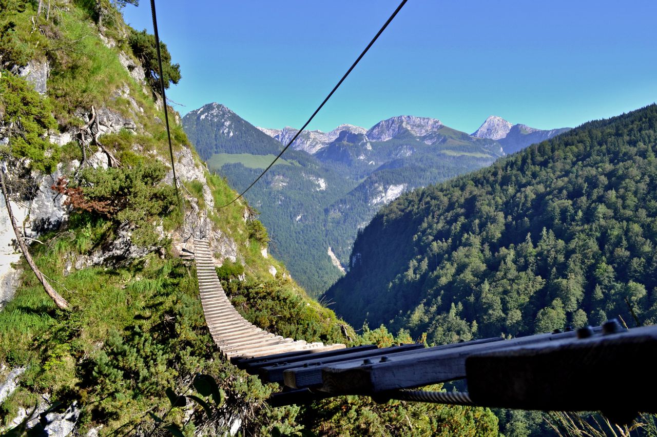 Most wiszący na trasie via ferrata