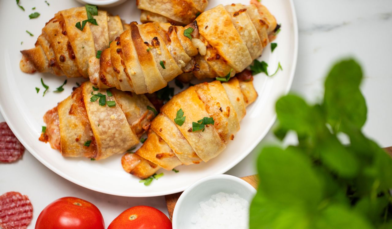 Masz dość zwykłej pizzy? Te rogaliki zrób od razu z podwójnej porcji, tak szybko znikają