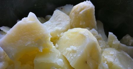 Ziemniaki gotowane (bez skórki) z dodatkiem soli