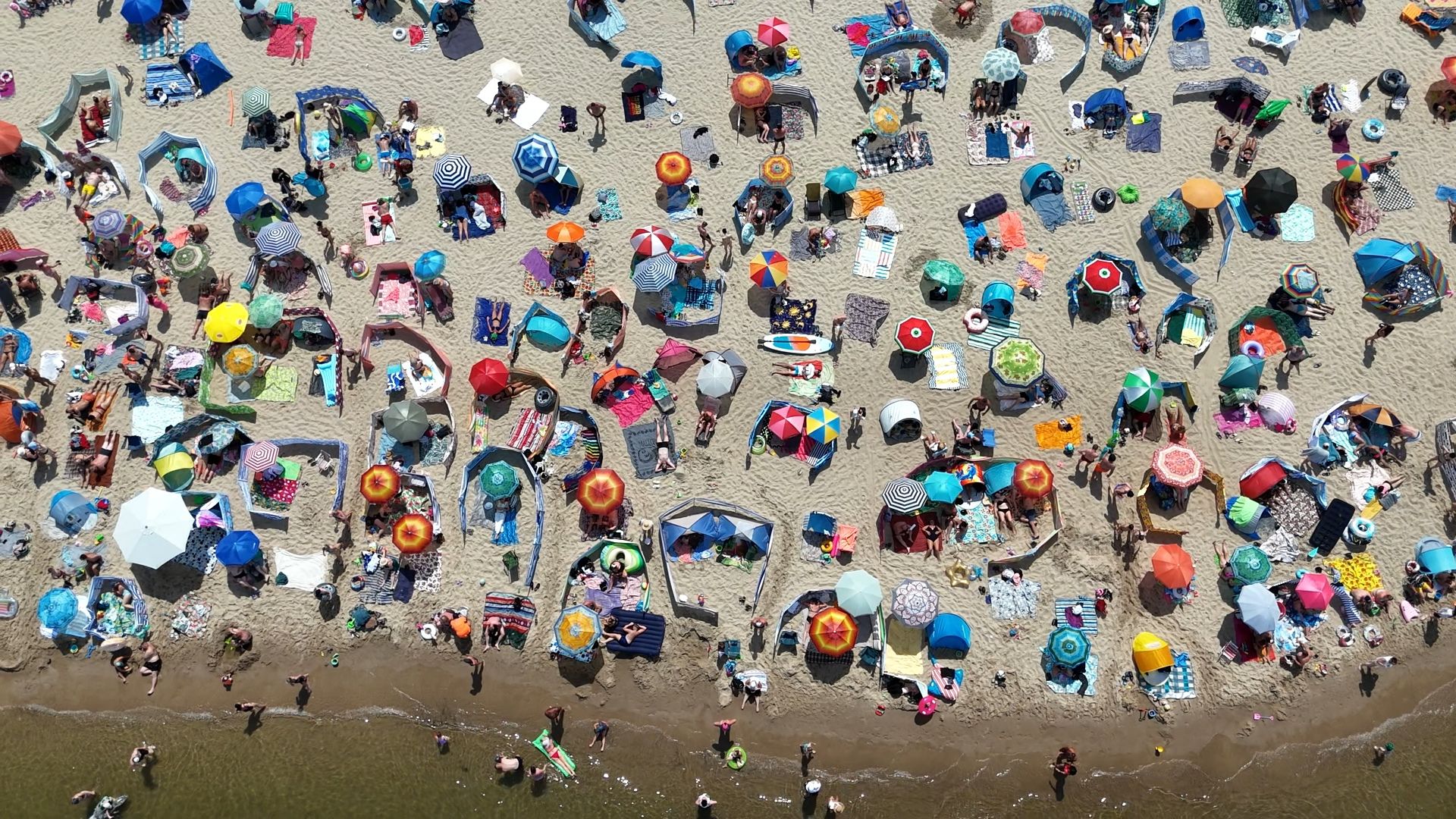 Vistula Spit beaches packed in first summer holiday weekend