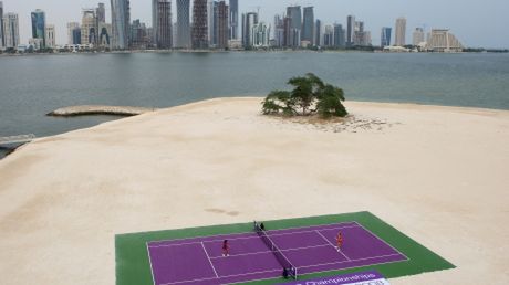 Tenisistki, pustynia i chłopcy od piłek 1