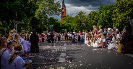 Procesja w deszczu?! Sprawdzamy, czego naprawdę spodziewać się w Boże Ciało w Pile i okolicy