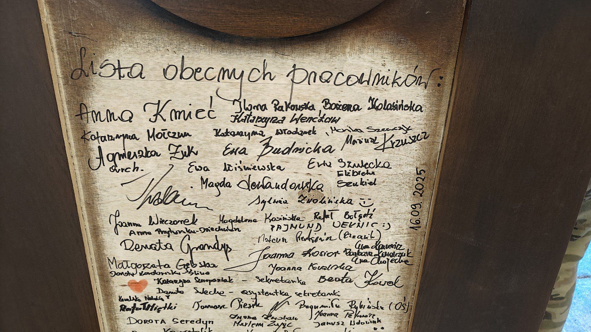 Trwa wymiana drzwi wejściowych do szczecineckiego Urzędu Miasta