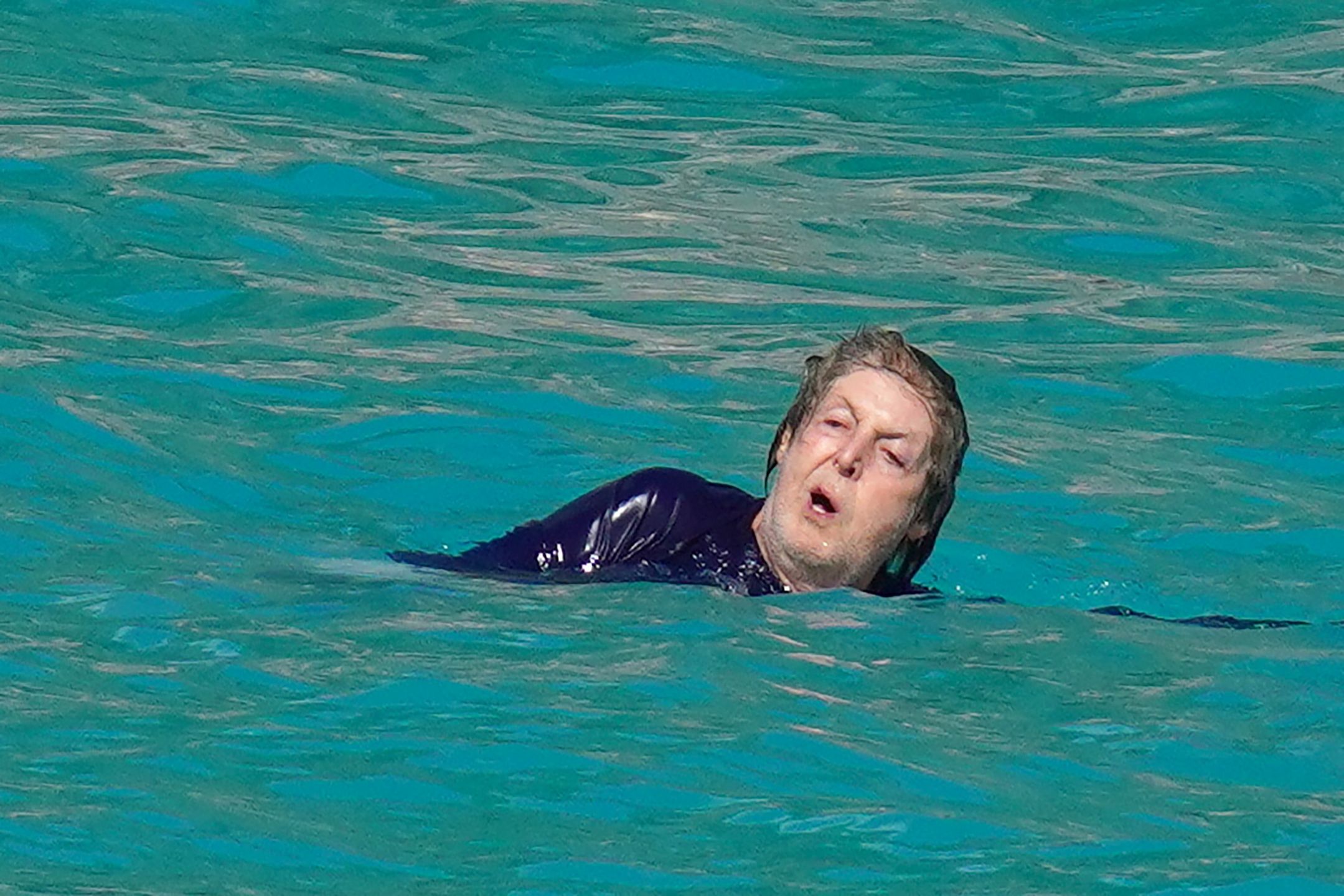 79-letni Paul McCartney i jego żona Nancy Shevell taplają się w Morzu Karaibskim