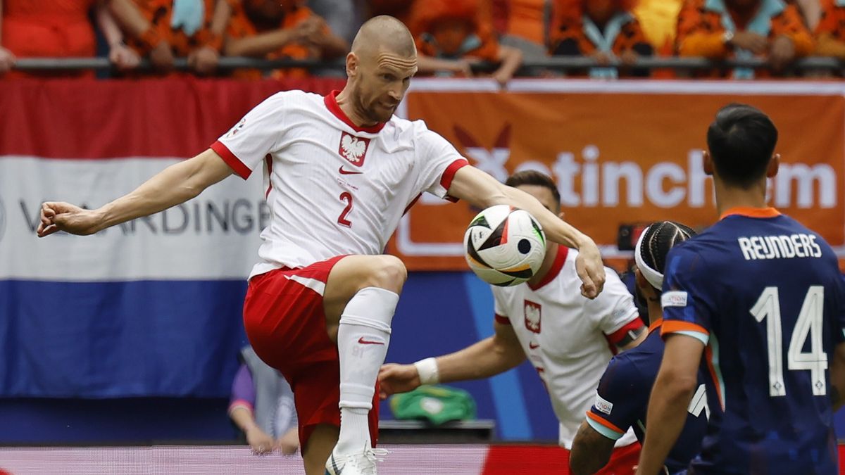 PAP / ROBERT GHEMENT / Na zdjęciu: Bartosz Salamon (przy piłce).