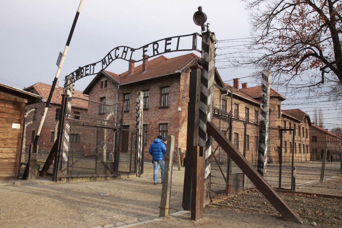 Nastolatki pokazały nazistowski znak w obozie koncentracyjnym. I pochwaliły się zdjęciem
