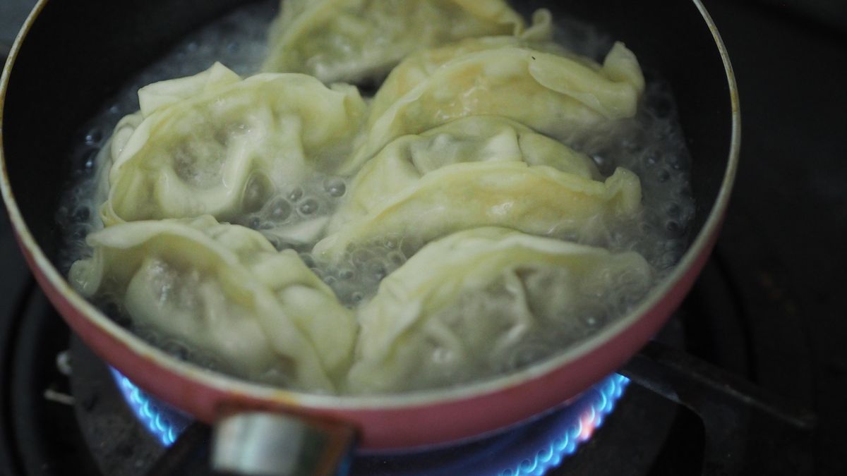 kiaosa dough Fried gyoza in a pan
Fried gyoza in a pan
Penpak Ngamsathain