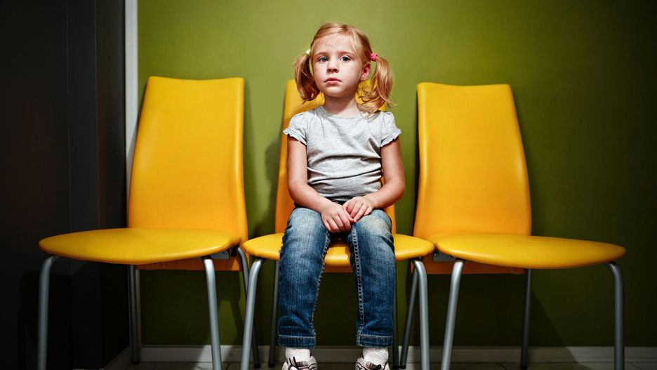 Dzieci czekają w długich kolejach do lekarzy