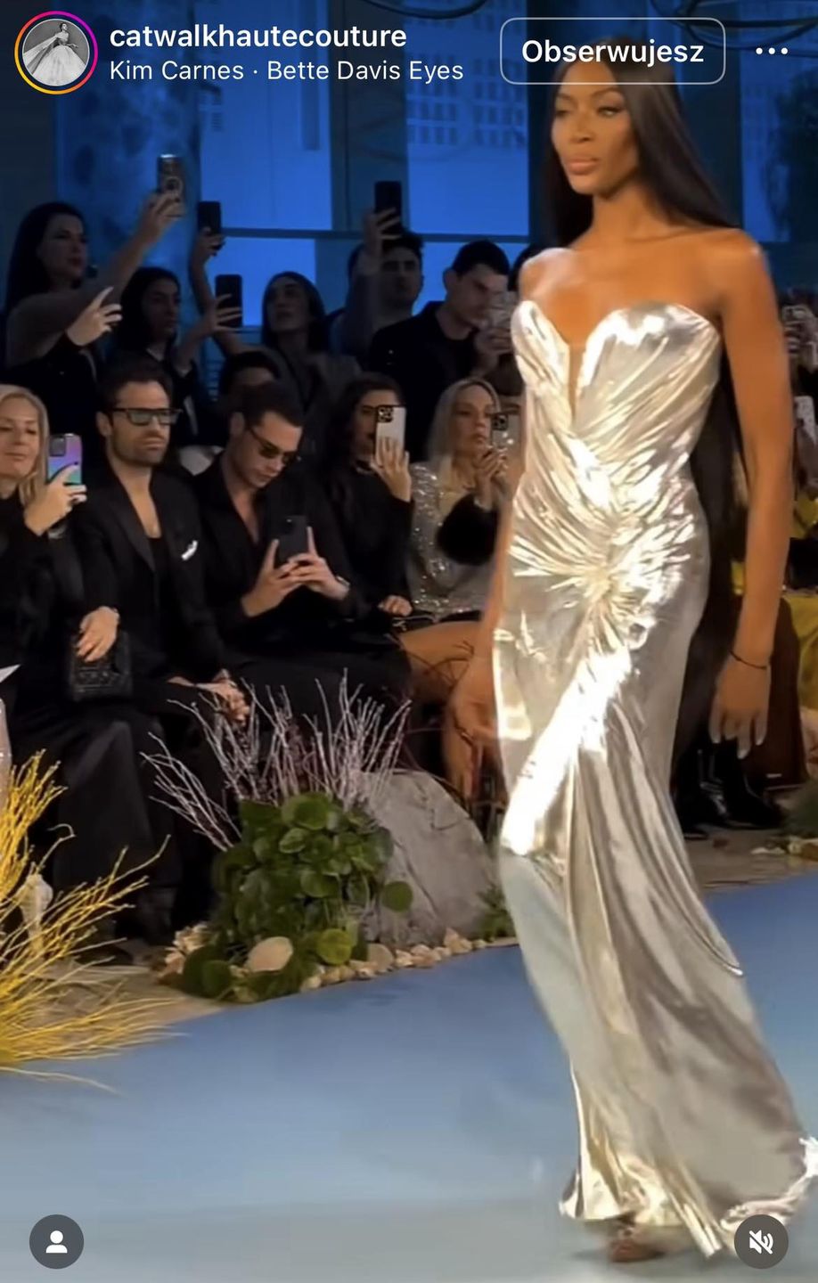 Naomi Campbell w metalicznej kreacji 